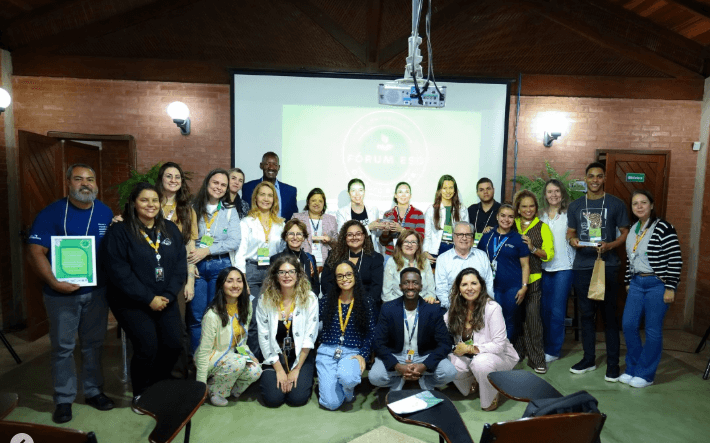 Equipe do Grupo Águia Branca com o troféu de 1º lugar no Prêmio ESG (julho, 2025)